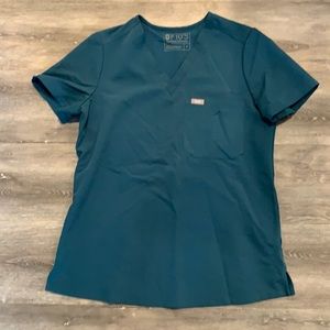 Catarina small one pocket scrub top. Hunter green.